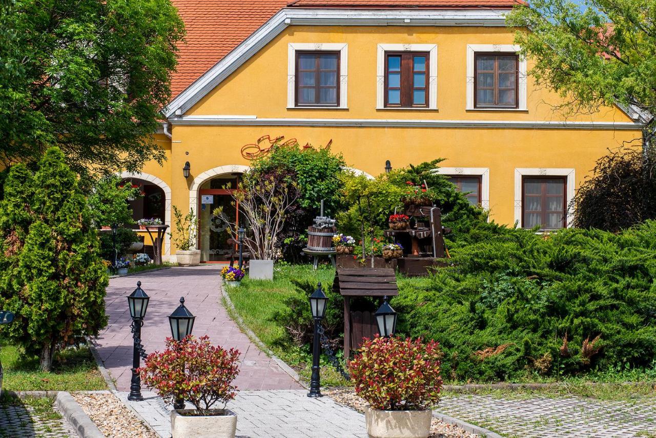 Gastland M0 Hotel & Conference Center Szigetszentmiklós Eksteriør bilde