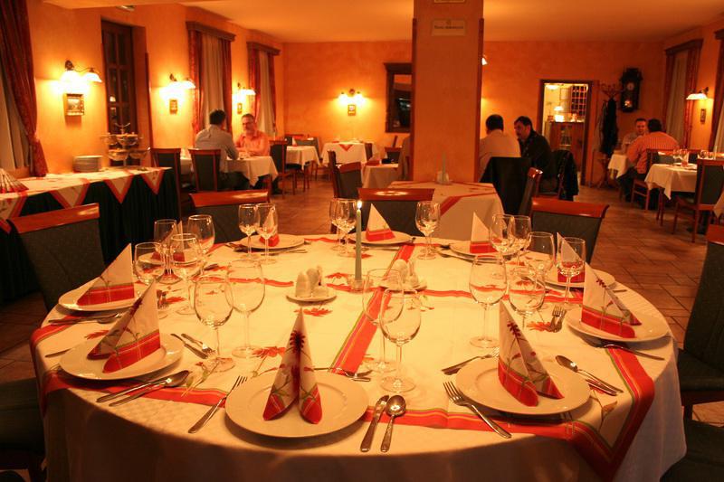 Gastland M0 Hotel & Conference Center Szigetszentmiklós Restaurant bilde